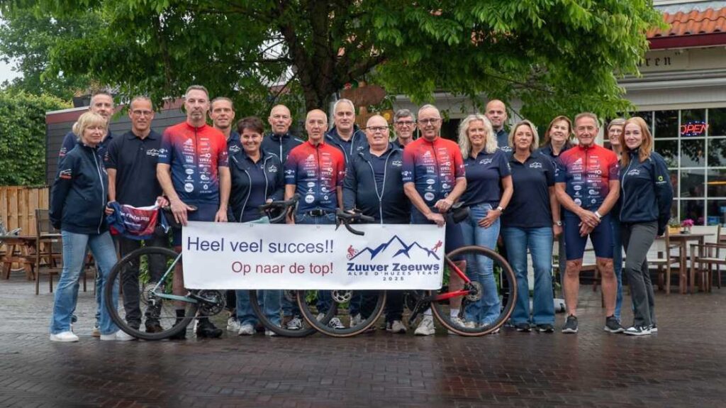 Team ‘Zuuver Zeeuws’ in sponsorkleding, klaar voor hun deelname aan Alpe d’HuZes voor kankeronderzoek.